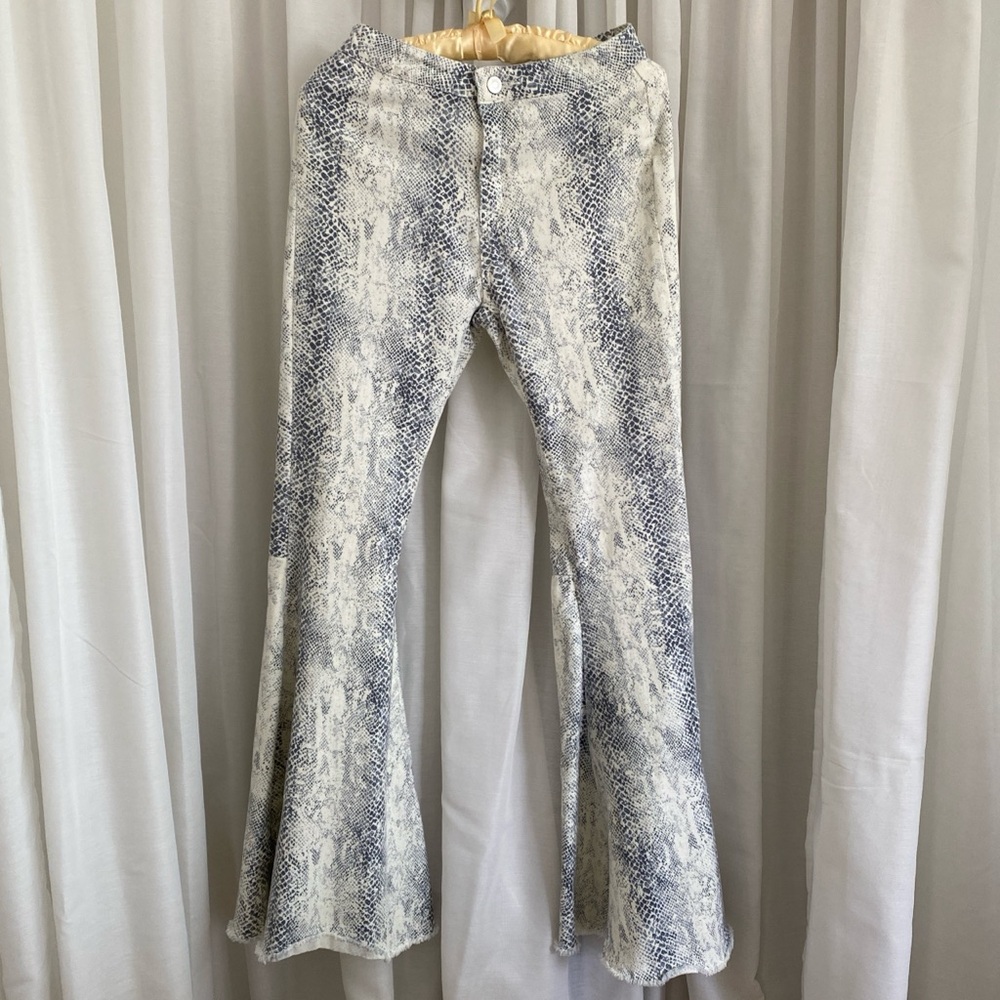 White Snake Flare Jeans💙